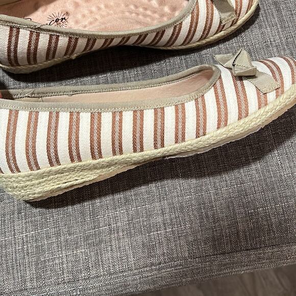 NWOT Beacon Fashion and Fit Espadrilles Jute Wedge Shoes 8.5M tan cream striped - Picture 7 of 11